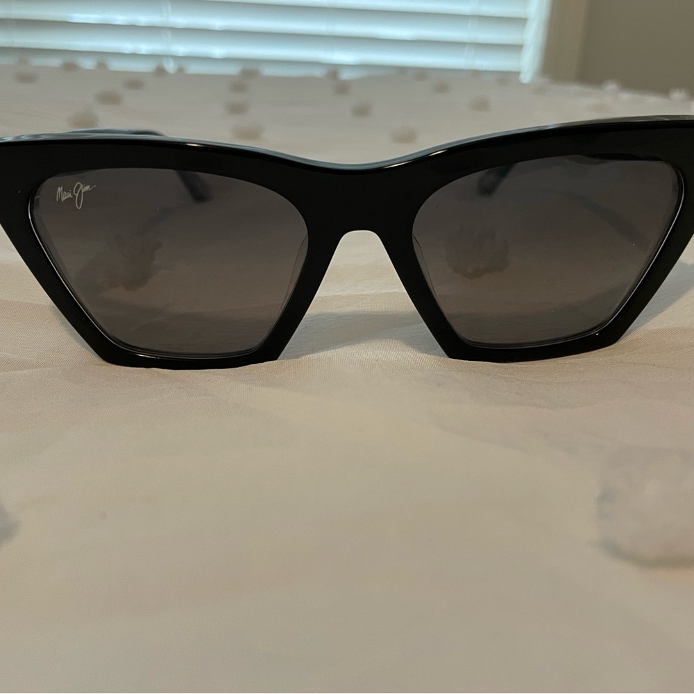 Never worn Maui Jim sunnies